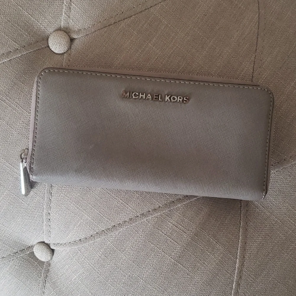 Michael Kors Gray Leather Zip Clutch Waller